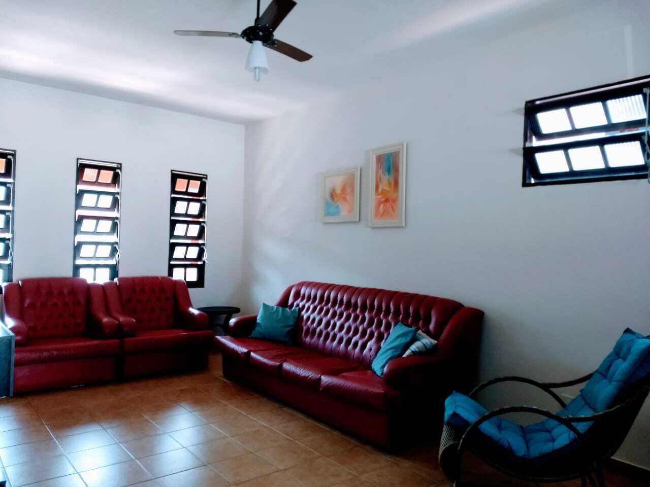 Single storey house, in a gated community facing the beach of Massaguaçu. 
