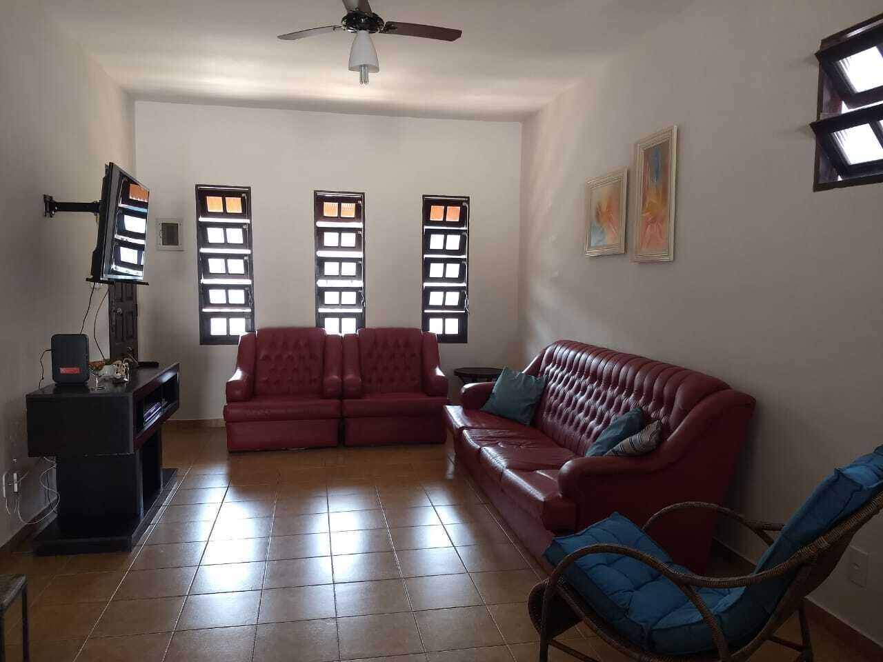 Single storey house, in a gated community facing the beach of Massaguaçu. 