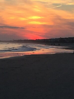 Une plage au coucher du soleil.