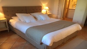 3 chambres, bureau, fer et planche à repasser, lit de bébé portatif