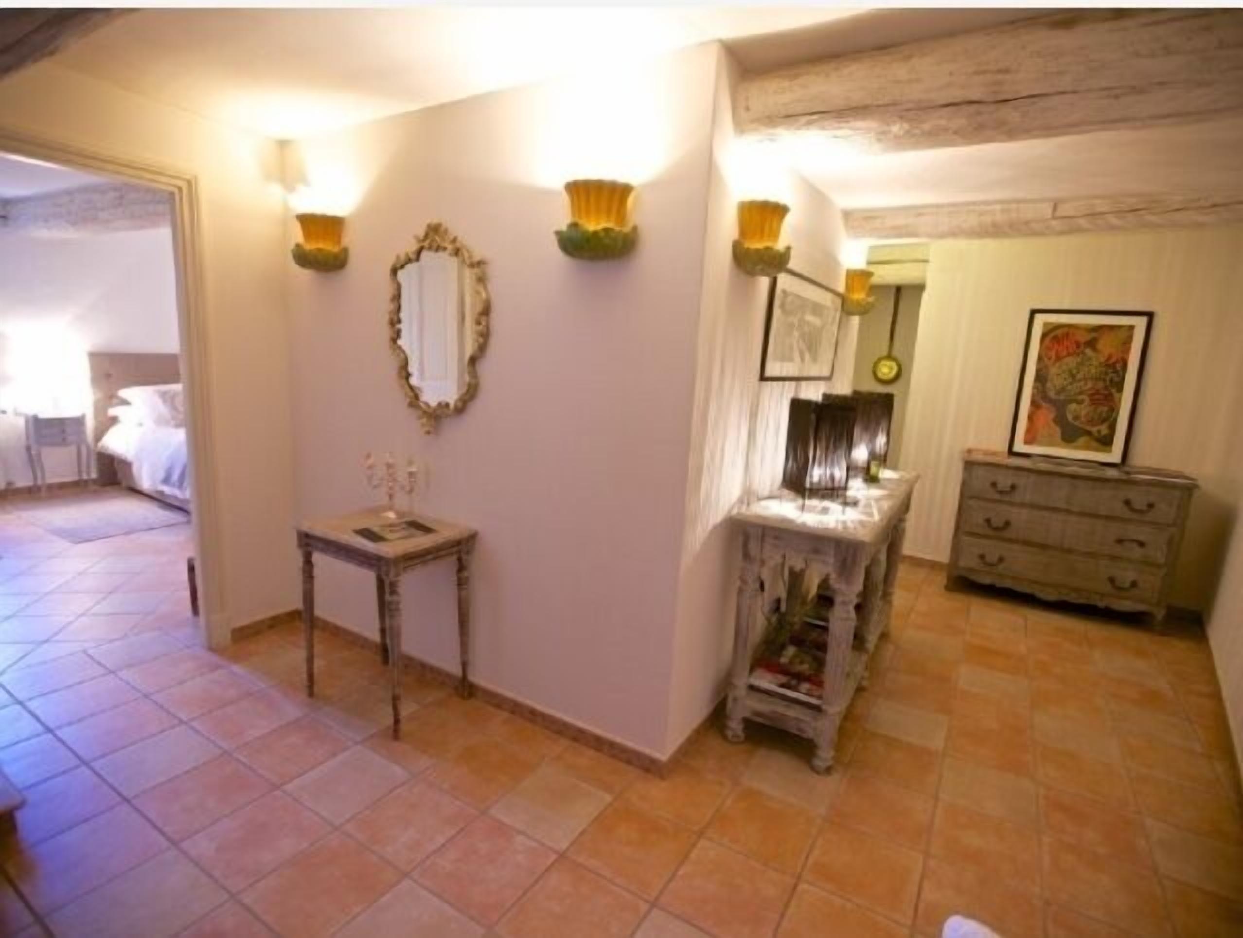 Hallway between the 2 bedrooms 