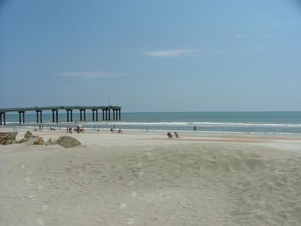 Playa en los alrededores, camastros y toallas de playa 