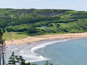 In Strandnähe, Liegestühle, Strandtücher