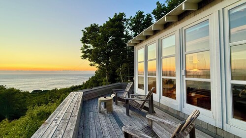 Cottage with Incredible Ocean Views, 3 min. to beach, near Cabot Trail & Park