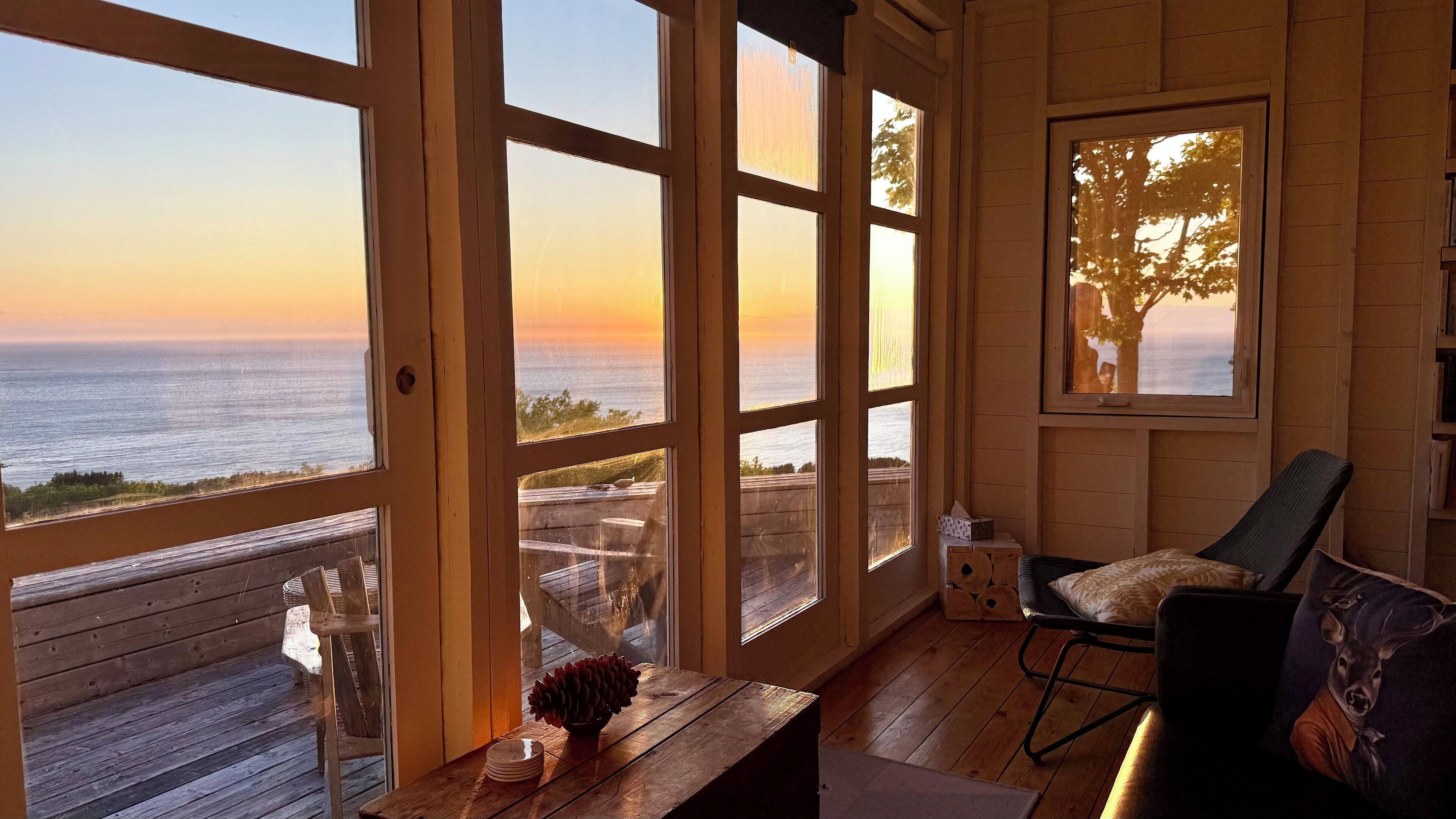 Foyer, livres, sélection de musique, chaîne audio