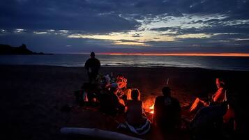 Beach nearby, sun loungers, beach towels