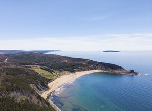 Plage à proximité, chaises longues, serviettes de plage
