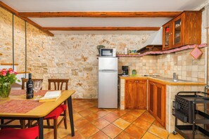 Coffee/tea maker, fridge, microwave, stovetop