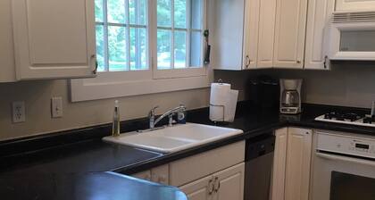 Adorable Beach Bungalow - Awesome location! Walk to beach and town!