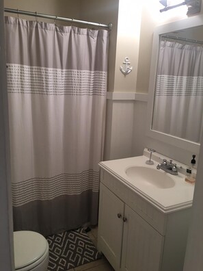Combined shower/bathtub, towels, toilet paper