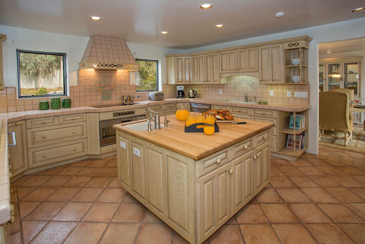 Summerland Beach Retreat - Fun in the Sun and on The Beach