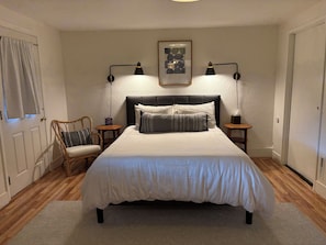 1 habitación, escritorio, tabla de planchar con plancha y cuna de viaje 