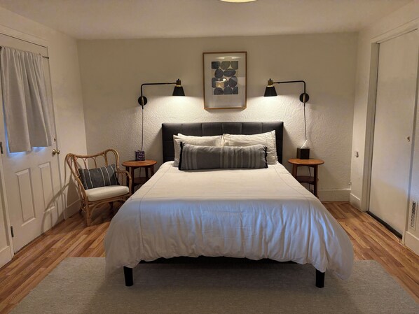 1 chambre, bureau, fer et planche à repasser, lit parapluie