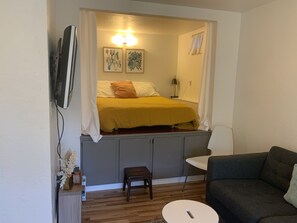 1 sovrum, skrivbord, strykjärn/strykbräda och resesäng