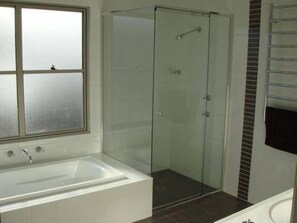 Bathtub, hair dryer, towels