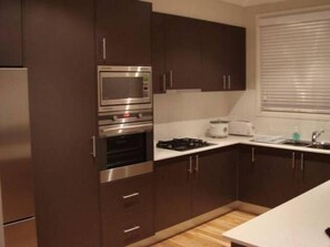 Fridge, microwave, oven, stovetop - Ridgefield II Luxury Home (Jindabyne)