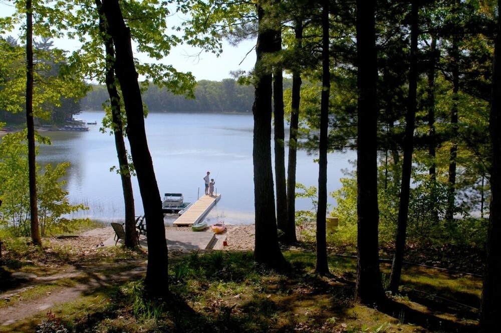 Family Fun...Lake Home,Kayaks,SUP.Pontoon Paddle Boat,Free WiF & Direct TV