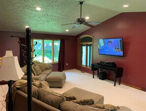 TV connectée, lecteur de DVD, livres, vidéothèque