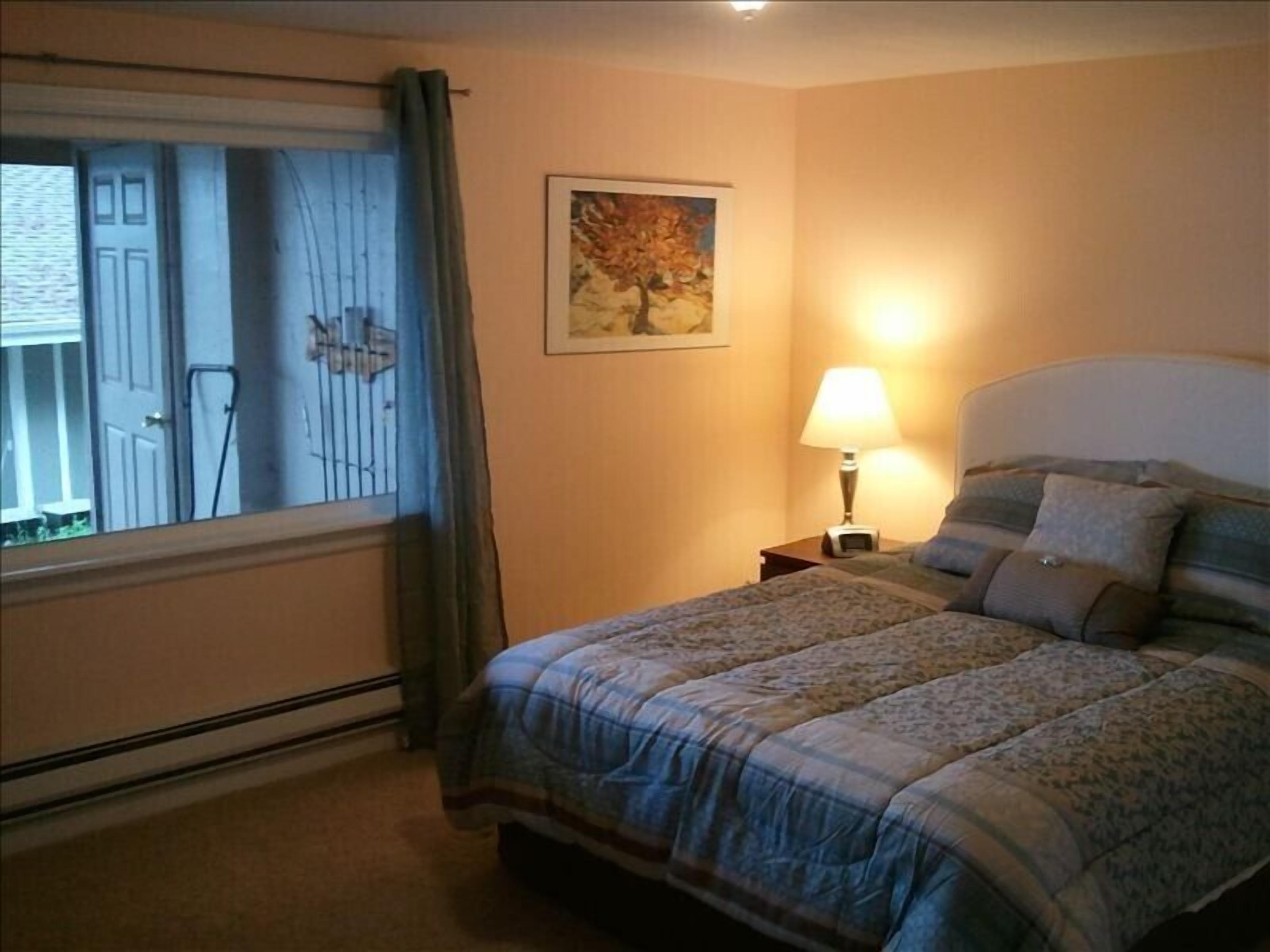 Lake Sammamish Waterfront, New Corporate Apt. Near Microsoft