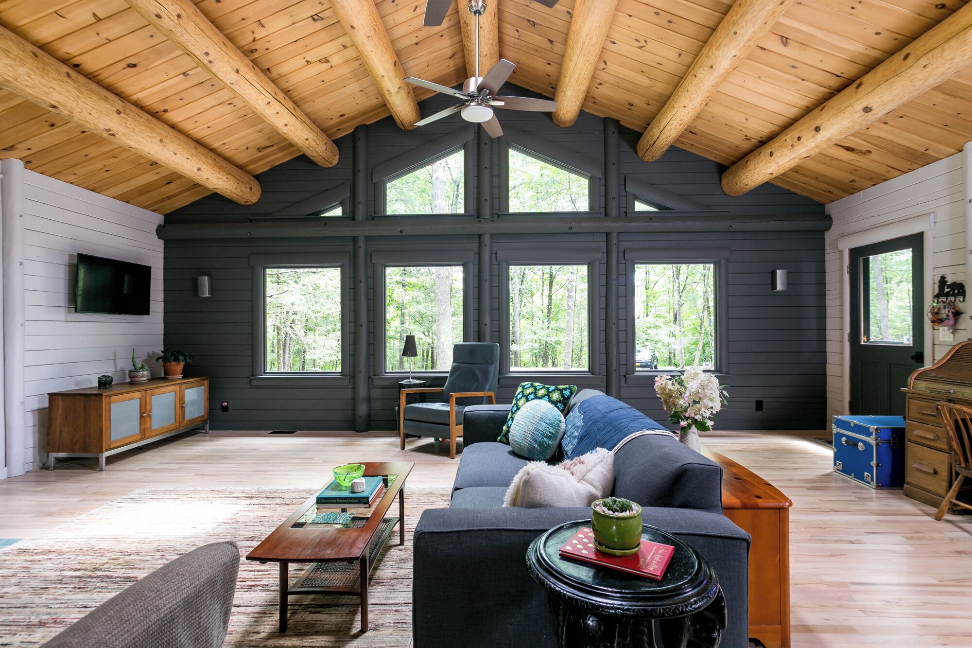 Beautiful, private home - heated pool, year round hot tub & close to all