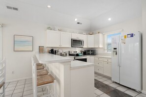 Fridge, microwave, oven, stovetop - 718 Dog-Friendly, Ocean-Side Duck w/ Private Pool (Duck)