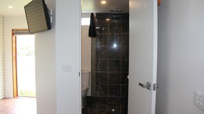 Een douche, een haardroger, handdoeken, zeep