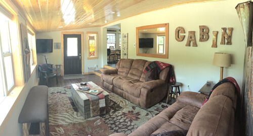 SPACIOUS CORNER LOT!  Mountain Chalet Located In Beautiful Tiger Run RV Resort.