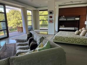 Een smart-tv, een open haard, een dvd-speler en een kantoor