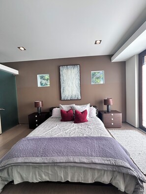 4 slaapkamers, een bureau, een strijkplank/strijkijzer, gratis wifi