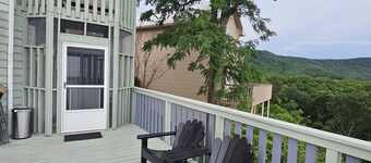 VICTORIAN CHALET OVERLOOKING GATLINBURG, SLEEPS UP TO 7.