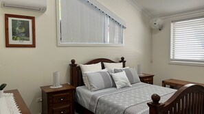 4 bedrooms - 40 Rumbalara Avenue - Rainbow Beach. Great location, views to ocean. (RAINBOW BEACH)