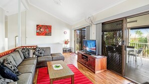 TV, DVD player - 40 Rumbalara Avenue - Rainbow Beach. Great location, views to ocean. (RAINBOW BEACH)