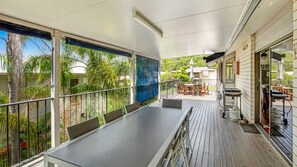 Outdoor dining - 40 Rumbalara Avenue - Rainbow Beach. Great location, views to ocean. (RAINBOW BEACH)