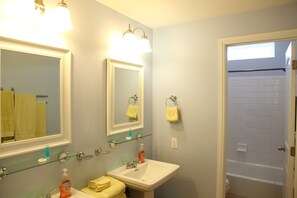 Combined shower/bathtub, hair dryer, towels, soap