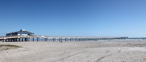 在海滩、沙滩椅