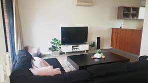 Smart-TV, Bücher, Videothek