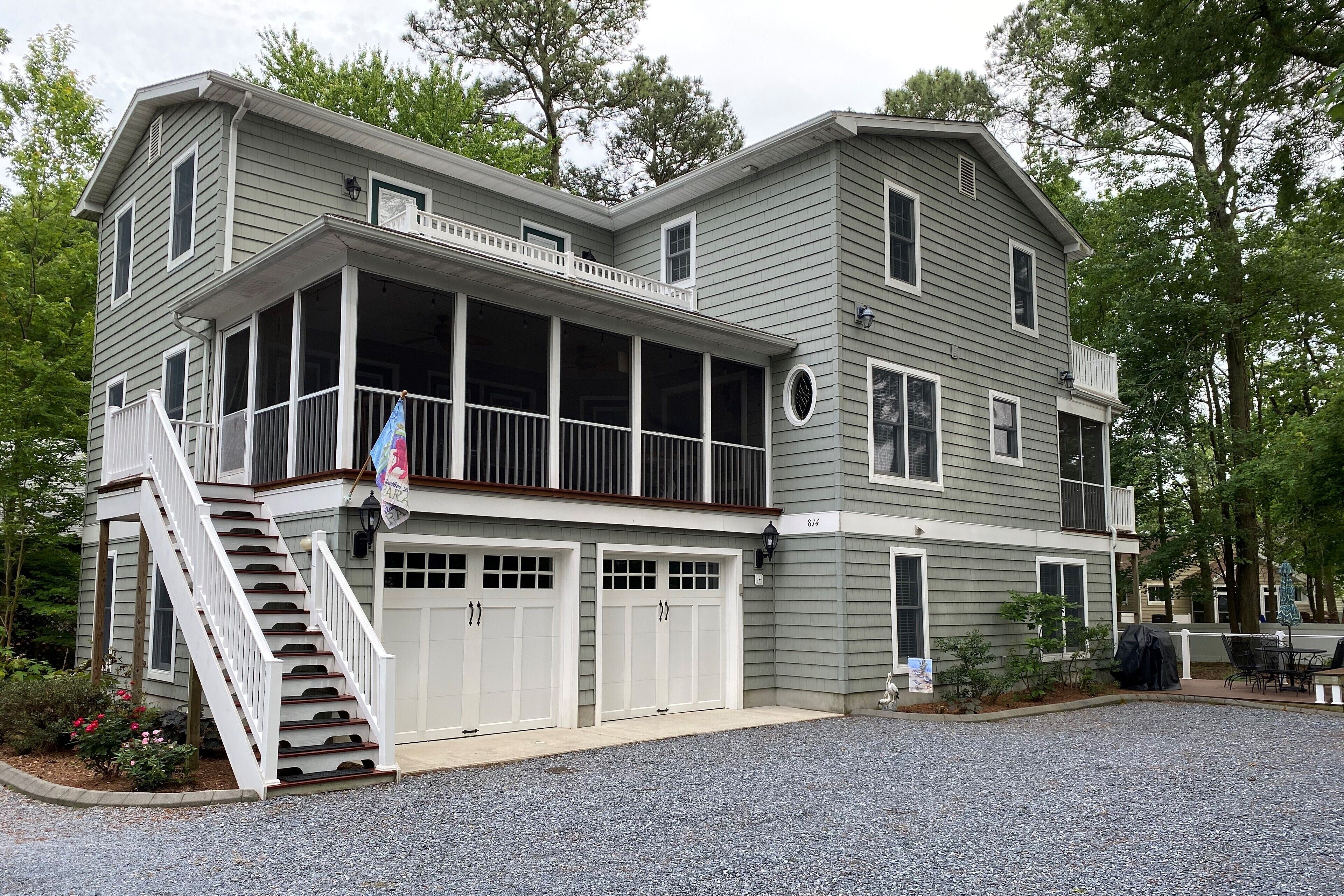 Large, comfortable beach house -1 mile to the BEACH, walk to restaurants!