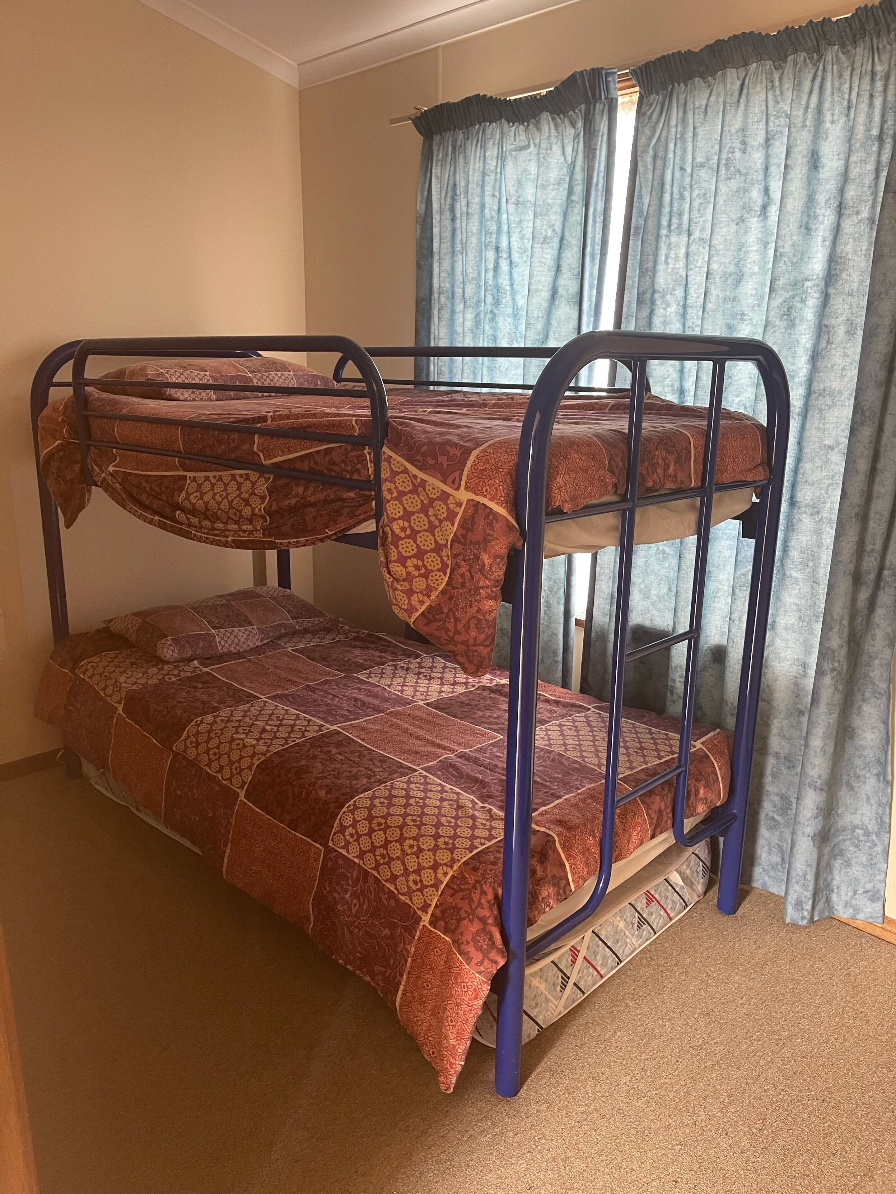 Seabreeze UNIT 1 & 2- Great location short walk to beach . Sleeps  4 people 