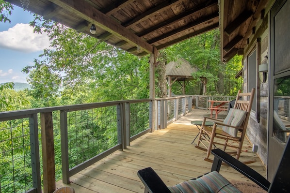 Terrace/patio - Romantic Getaway with real wood fireplace, Hot tub, Spectacular Mountain Views (Franklin)