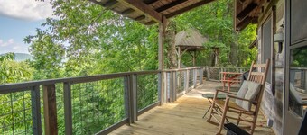 Romantic Getaway with real wood fireplace, Hot tub, Spectacular Mountain Views  