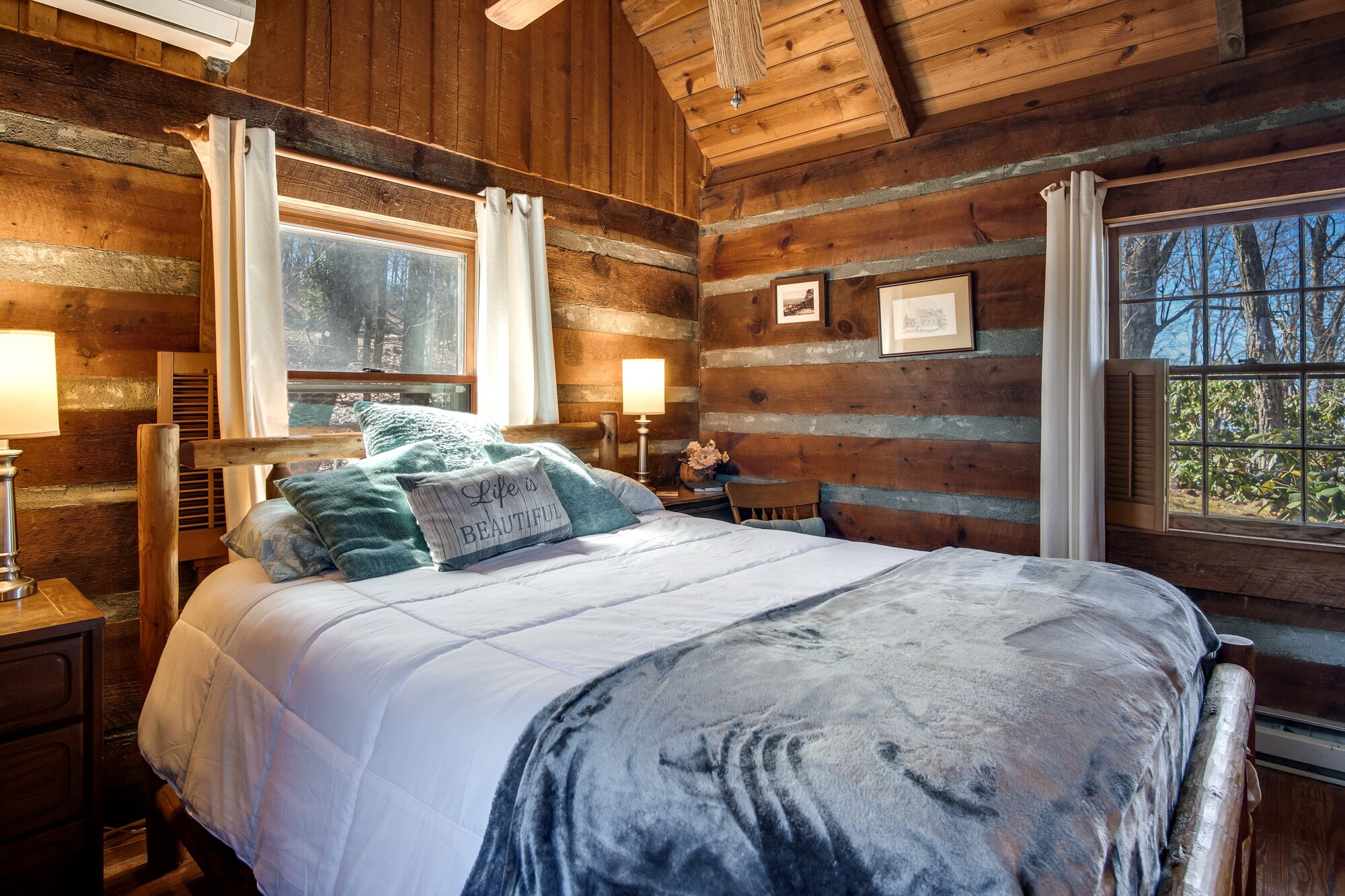 Secluded cabin with Hot tub, Spectacular Mountain Views and real wood fireplace