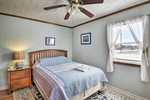 3 bedrooms, iron/ironing board, Internet, bed sheets - Nags Head Cottage: Screened Porch, Walk to Beach! (Nags Head)