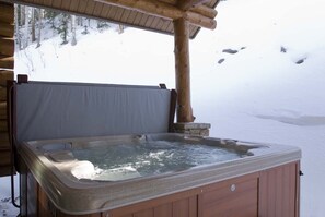 Outdoor spa tub - 5 BR + Loft Luxury Ski-in & Ski-out Log Home, stunning mountain views, hot tub (Mt Village)