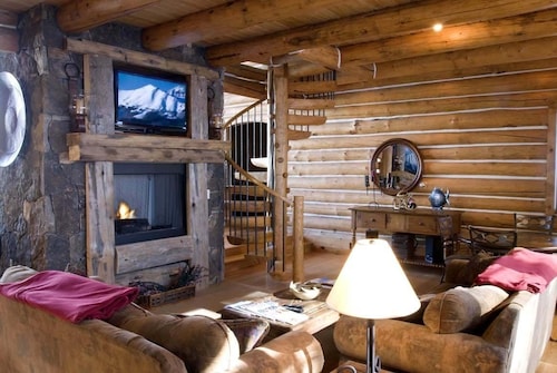 5 BR + Loft Luxury Ski-in & Ski-out Log Home, stunning mountain views, hot tub