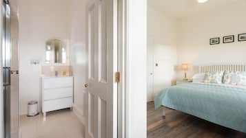 4 bedrooms, iron/ironing board, travel crib, free WiFi