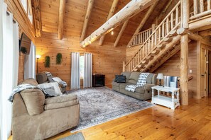 テレビ、暖炉、DVD プレーヤー、テーブルサッカー台