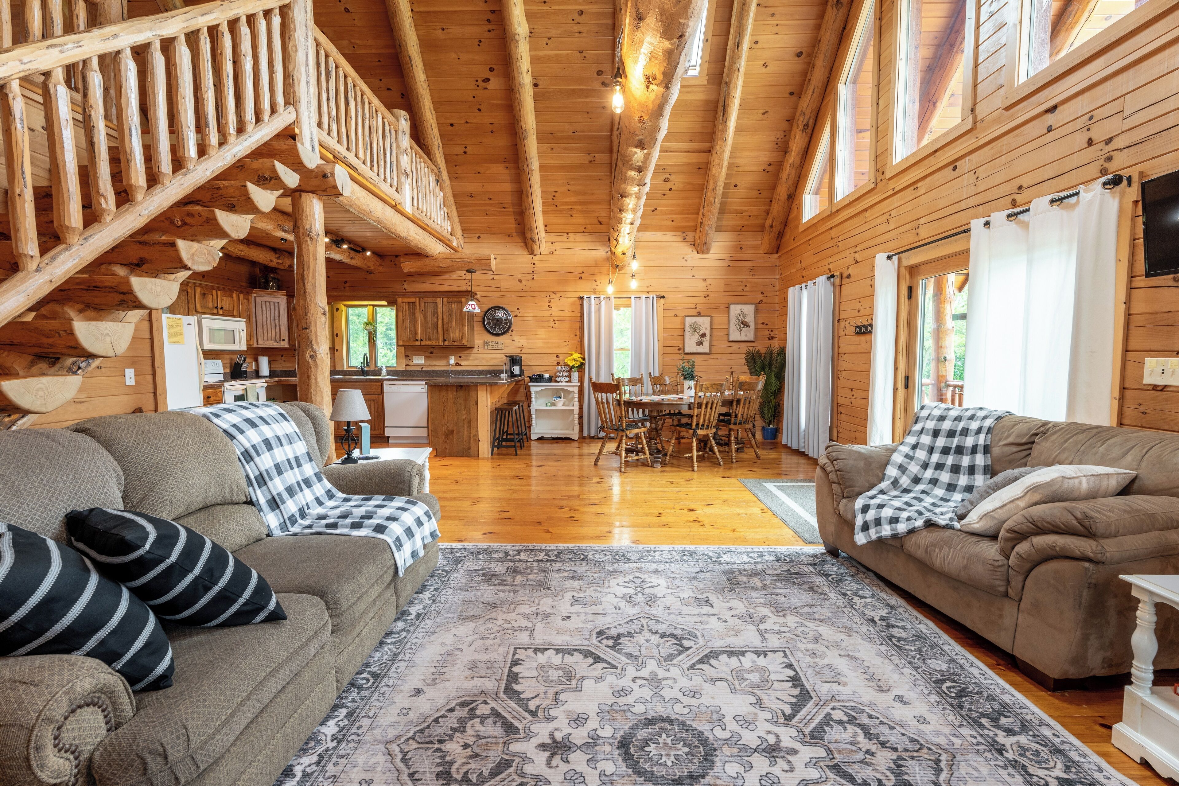 Télévision, cheminée, lecteur de DVD, baby-foot