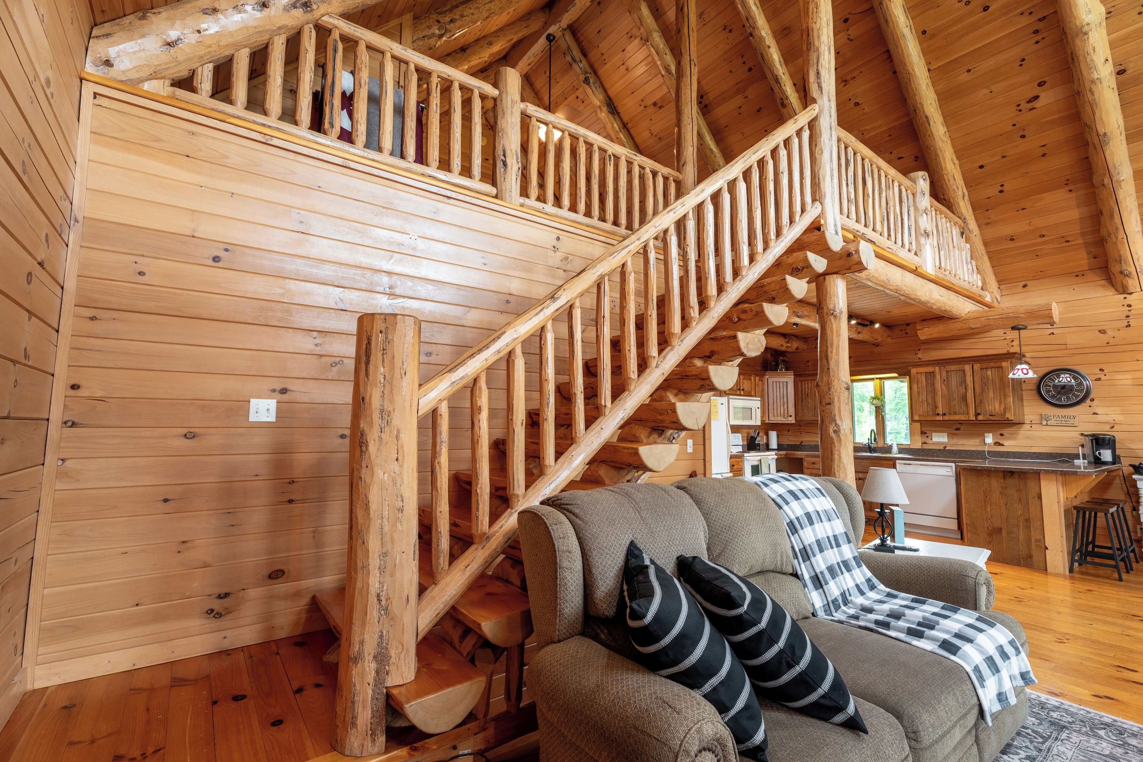 Télévision, cheminée, lecteur de DVD, baby-foot