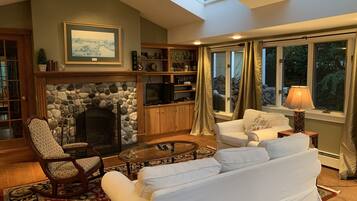 Televisión, chimenea, reproductor de DVD y tenis de mesa