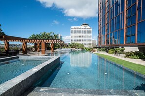 Pool - Luxury 1BD in ONE ALA MOANA with Beautiful View and Room with Free Parking!! (Honolulu)